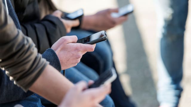 Hände in einer Reihe mit Smartphones. Hände in einer Reihe mit Smartphones.