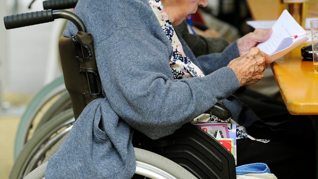 Alte Frau im Rollstuhl Alte Frau im Rollstuhl