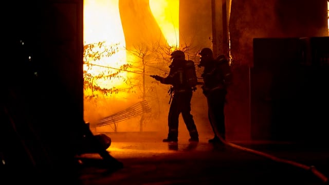 Feuerwehrleute im Einsatz, Flammen Feuerwehrleute im Einsatz, Flammen