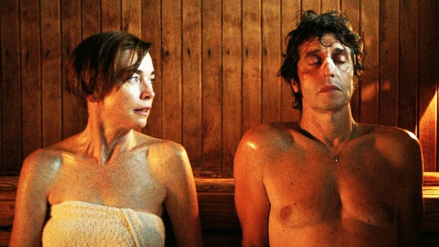 Mann und Frau in Sauna