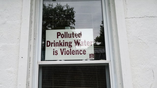 Protestschild gegen das verschmutzte Trinkwasser an einer Tür. Protestschild gegen das verschmutzte Trinkwasser an einer Tür.