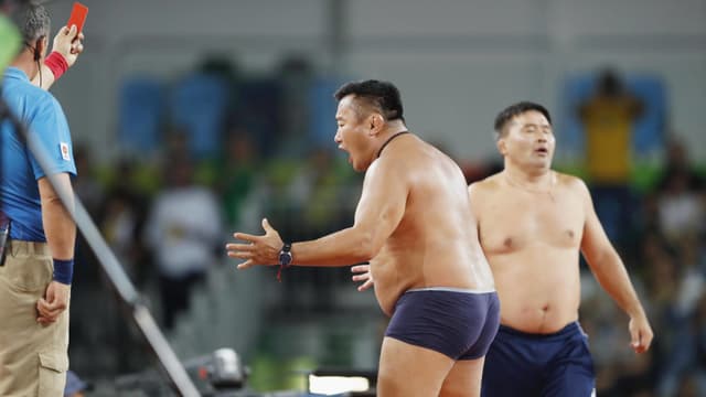 Die mongolischen Trainer fast nackt beim Ring Die mongolischen Trainer fast nackt beim Ring