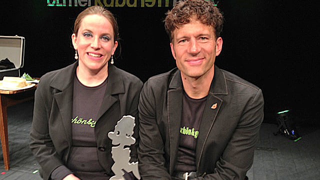 Das Kabarett-Duo schwarz gekleidet mit dem Cornichon-Preis aus Metall. Das Kabarett-Duo schwarz gekleidet mit dem Cornichon-Preis aus Metall.