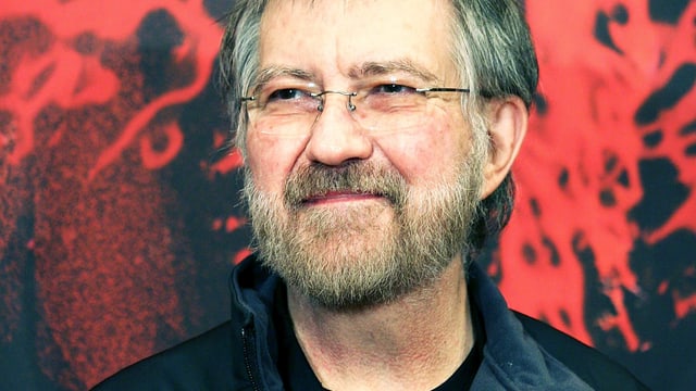 Ein Porträt von Tobe Hooper. Ein Porträt von Tobe Hooper.
