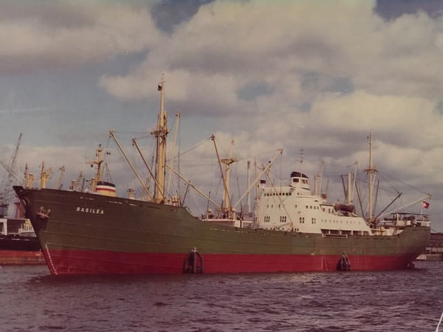 Schiff im Hafen Schiff im Hafen