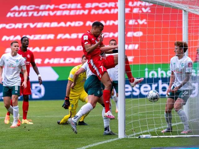 Mainz-Angreifer Robin Quaison köpfelt den Ball zum 1:0 gegen Bremen ins Tor. Mainz-Angreifer Robin Quaison köpfelt den Ball zum 1:0 gegen Bremen ins Tor.