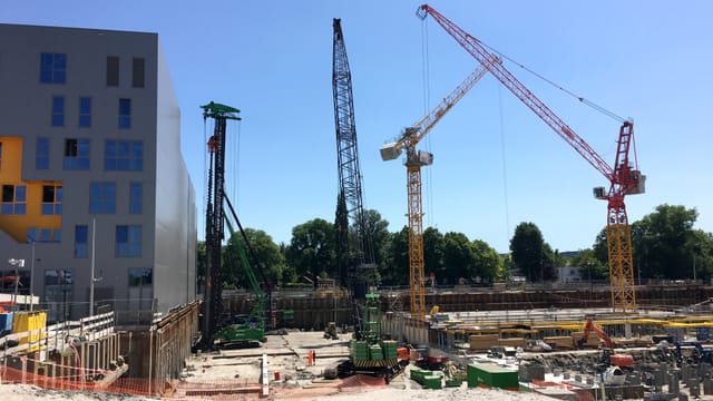 Kräne stehen auf einer Baustelle. Kräne stehen auf einer Baustelle.