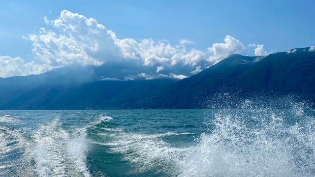 Blick über den Lago Maggiore Richtung Brissago. Am Gridone hängen Quellwolken. Blick über den Lago Maggiore Richtung Brissago. Am Gridone hängen Quellwolken.