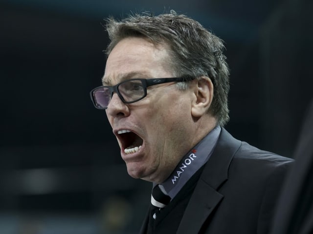 Servette-Coach Chris McSorley schreiend an der Bande Servette-Coach Chris McSorley schreiend an der Bande