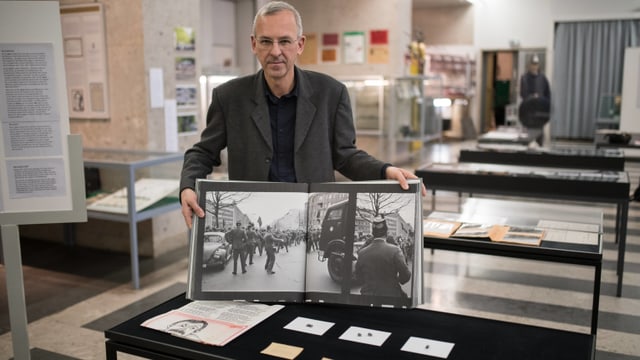 Die dei Projektile und ein offener Bildband bei der Ausstellung in der Polizeihistorischen Sammlung Die dei Projektile und ein offener Bildband bei der Ausstellung in der Polizeihistorischen Sammlung