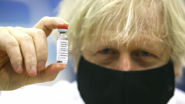 Boris Johnson mit Astra-Zeneca-Ampulle Boris Johnson mit Astra-Zeneca-Ampulle