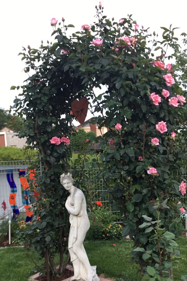 Rosenbogen Statue.