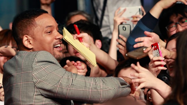 Auf dem Bild ist Will Smith in einer Fanmenge zu sehen. Auf dem Bild ist Will Smith in einer Fanmenge zu sehen.