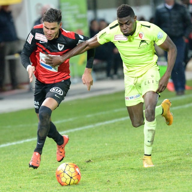 Zwei Spieler rennen nebeneinander Zwei Spieler rennen nebeneinander