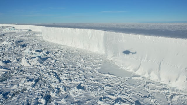 Eisfläche, Meer, Schatten eines Helikopters. Eisfläche, Meer, Schatten eines Helikopters.