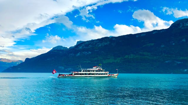 Grosse blaue Lücken über dem Brienzersee. Grosse blaue Lücken über dem Brienzersee.