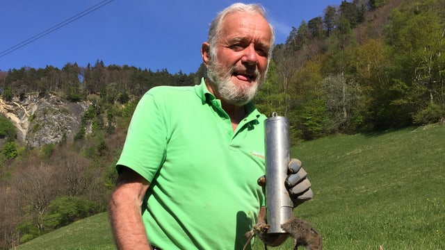 Mann auf Wiese Mann auf Wiese