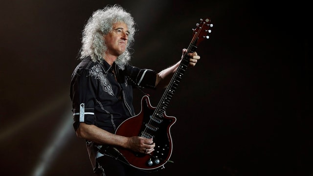 Brian May spielt an einem Konzert die elektrische Gitarre Brian May spielt an einem Konzert die elektrische Gitarre