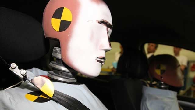 Crash-Test-Dummies in einem Auto Crash-Test-Dummies in einem Auto