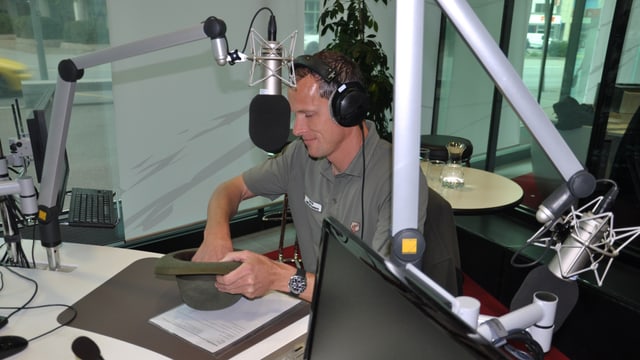 Il guardiaselvaschina Armando Janett en il studio dal Radio Rumantsch. Il guardiaselvaschina Armando Janett en il studio dal Radio Rumantsch.