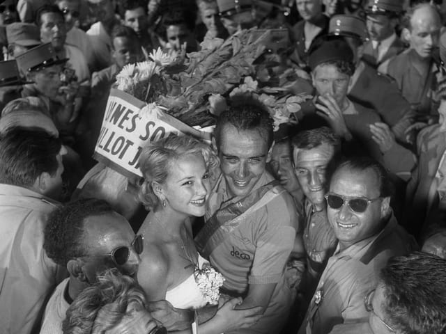 Hugo Koblet während der Tour de France 1951, hier mit seiner Freundin. Hugo Koblet während der Tour de France 1951, hier mit seiner Freundin.