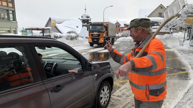 Roncoroni grüsst einen Autofahrer. Roncoroni grüsst einen Autofahrer.