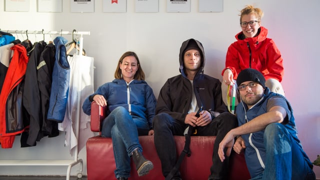 Vier Menschen in Outdoor-Kleidung. Vier Menschen in Outdoor-Kleidung.
