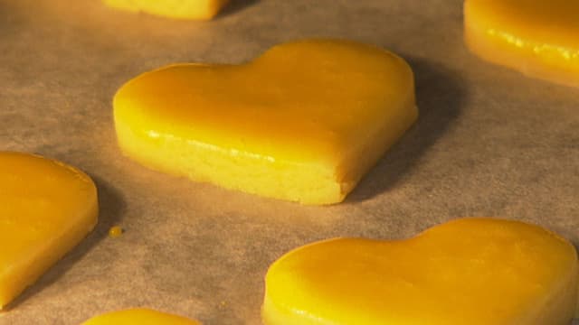 Ganze und halbierte Clementinen. Ganze und halbierte Clementinen.