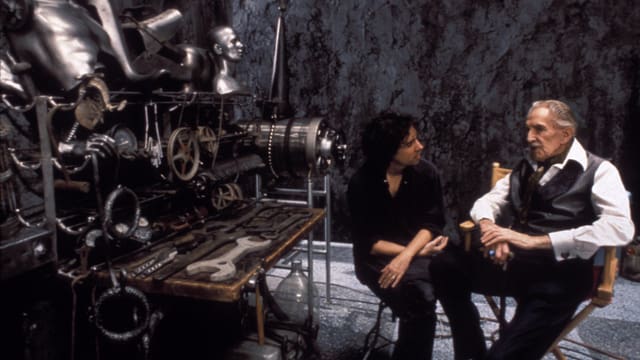 Auf dem Bild sind Vincent Price und Tim Burton beim Dreh von «Edward Scissorhands» zu sehen, neben ihnen eine Requisite aus dem Film. Auf dem Bild sind Vincent Price und Tim Burton beim Dreh von «Edward Scissorhands» zu sehen, neben ihnen eine Requisite aus dem Film.