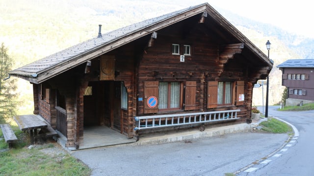 Das kleine Holzhaus an der Strasse ist das Gemeindehaus. Das kleine Holzhaus an der Strasse ist das Gemeindehaus.