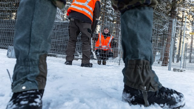 Armeeangehörige montieren im Vorfeld des WEF einen Sicherheitszaun. Armeeangehörige montieren im Vorfeld des WEF einen Sicherheitszaun.