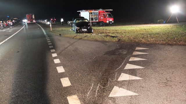 Für die Untersuchung des Unfalls musste die Strasse für mehrere Stunden gesperrt werden. Für die Untersuchung des Unfalls musste die Strasse für mehrere Stunden gesperrt werden.
