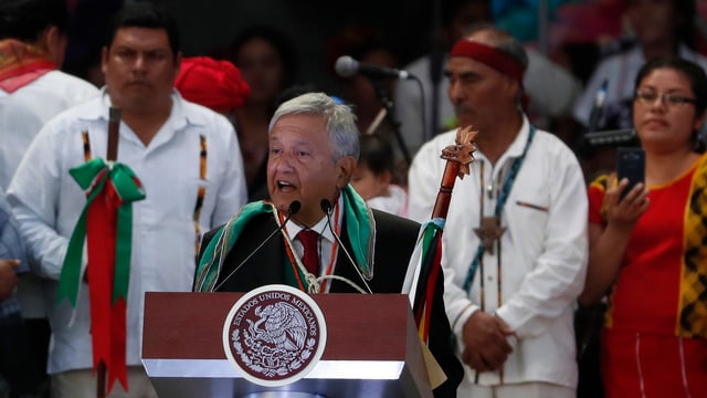 Andrés Manuel López Obrador an einem Rednerpult. Andrés Manuel López Obrador an einem Rednerpult.