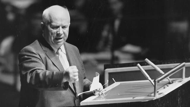 Nikita Chruschtschow redet und schlägt mit der Faust auf das Rednerpult, 1960 in New York vor den Vereinten Nationen.