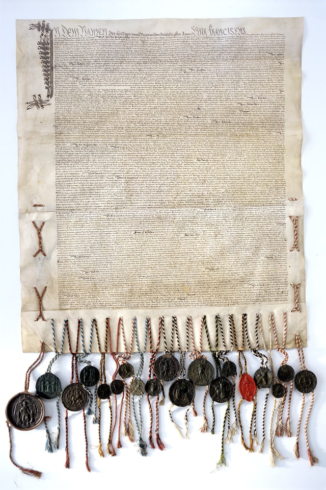 Ein historisches Dokument mit vielen verschiedenen Sigeln daran. Ein historisches Dokument mit vielen verschiedenen Sigeln daran.