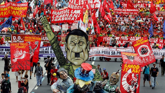 In Quezon-Stadt kommt es zu Demonstrationen gegen Dutertes Politik. In Quezon-Stadt kommt es zu Demonstrationen gegen Dutertes Politik.