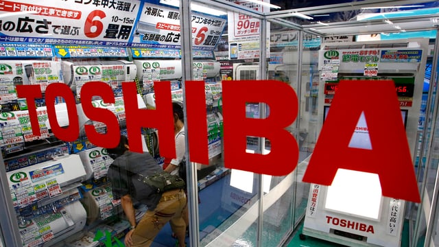 Toshiba-Logo an einem Laden. Toshiba-Logo an einem Laden.
