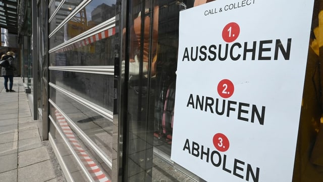 Schild vor Laden Schild vor Laden