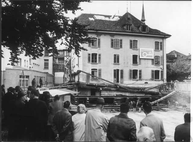 Schaulustige verfolgen die Verschiebung des Hauses Schaulustige verfolgen die Verschiebung des Hauses