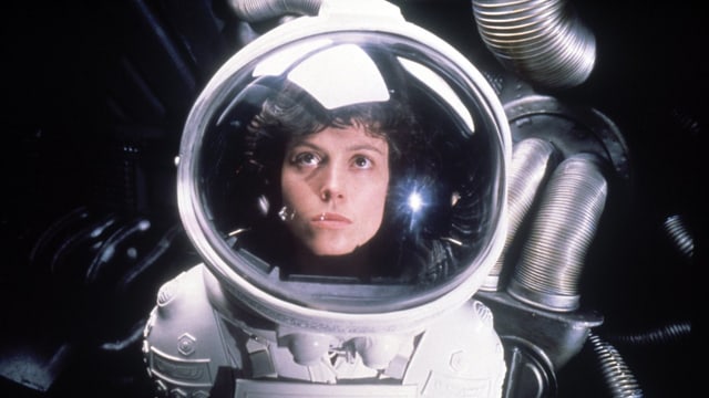 Eine Frau im Astronautenanzug. Eine Frau im Astronautenanzug.