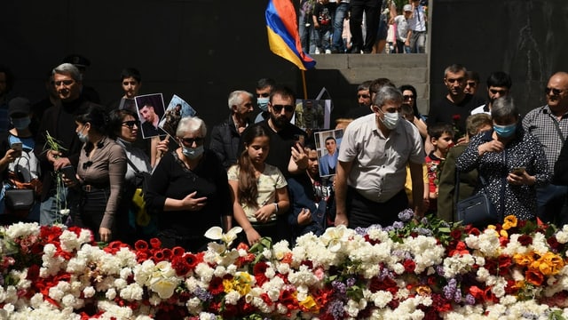 Teilnehmende der Gedenkfeiern 2021 in der armenischen Hauptstadt Eriwan. 