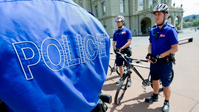 Polizisten mit Velos Polizisten mit Velos