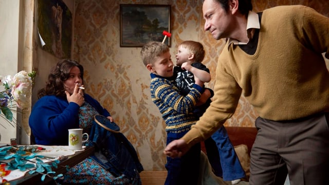 eine kleinfamilie in einem Zimmer. eine kleinfamilie in einem Zimmer.