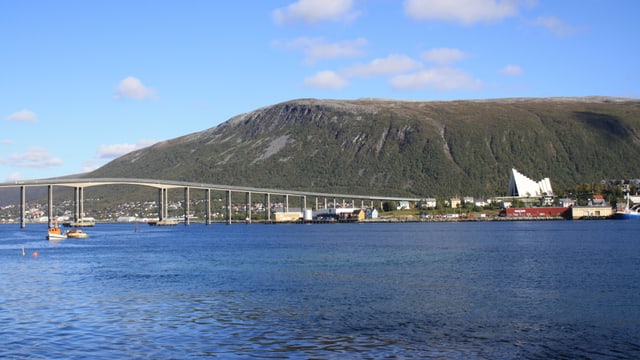 Blick auf die Stadt Tromsö mit der Eismeerkathedrale. Blick auf die Stadt Tromsö mit der Eismeerkathedrale.