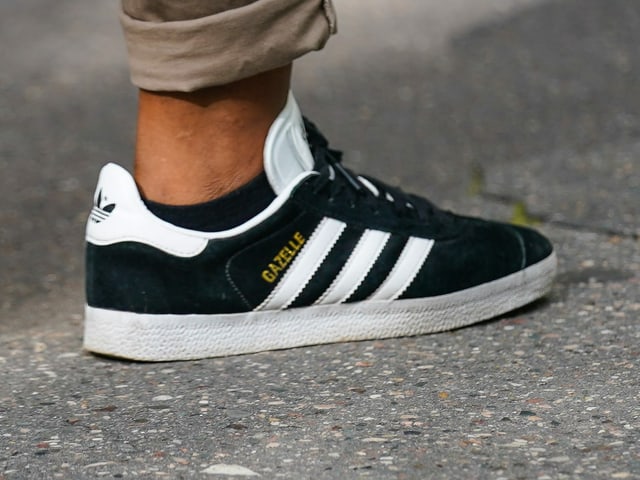 Schwarze Adidas-Sneaker