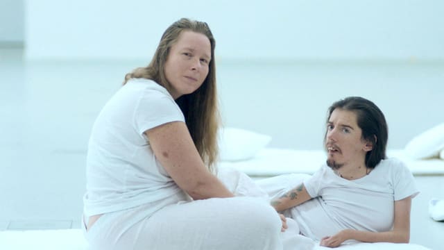 Ein Mann und eine Frau in weisser Kleidung in einem weissen Raum Ein Mann und eine Frau in weisser Kleidung in einem weissen Raum