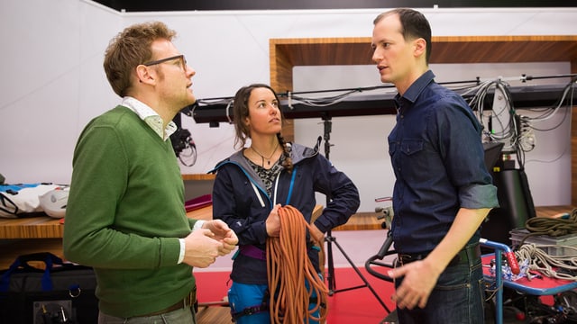 Matthias Thomi (links) bespricht mit Bergführerin Carla Jaggi und Moderator Michael Weinmann den Dreh des Aufruftrailers für «Die Alpenreise». Matthias Thomi (links) bespricht mit Bergführerin Carla Jaggi und Moderator Michael Weinmann den Dreh des Aufruftrailers für «Die Alpenreise».