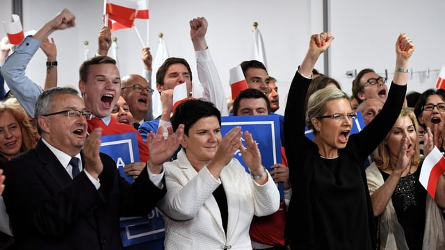 Jubelnde PiS-Anhänger Jubelnde PiS-Anhänger