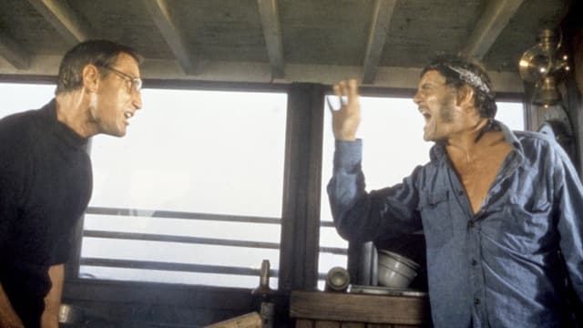 Roy Scheider und Robert Shaw schreien sich an. Roy Scheider und Robert Shaw schreien sich an.