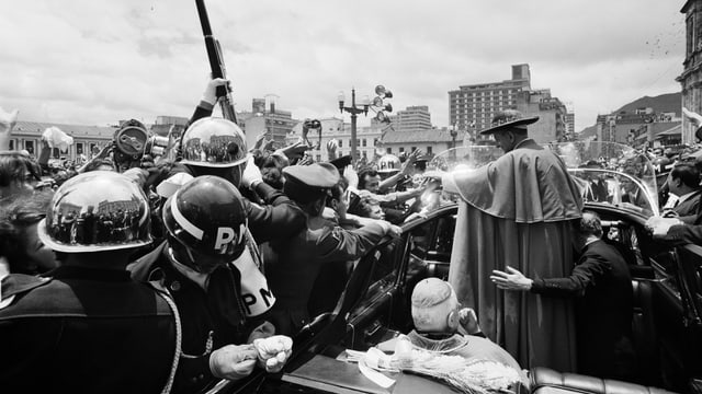 Kolumbien: Militärpolizisten schützen Papst Paul VI. vor dem Andrang Hunderttausender Gläubiger in Bogotá, Kolumbien, 22. August 1968. Kolumbien: Militärpolizisten schützen Papst Paul VI. vor dem Andrang Hunderttausender Gläubiger in Bogotá, Kolumbien, 22. August 1968.